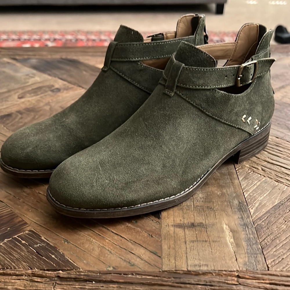 Sketchers Suede Booties Olive size 9